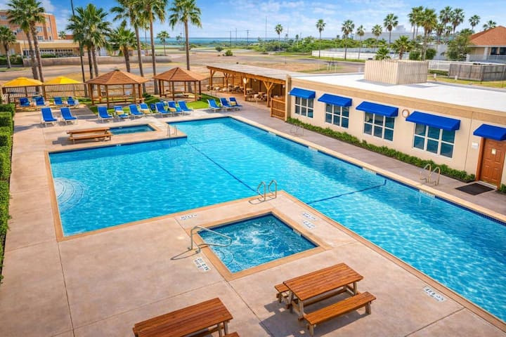 Luxury 1 Bedroom " Walk To Beach " Pool - South Padre Island