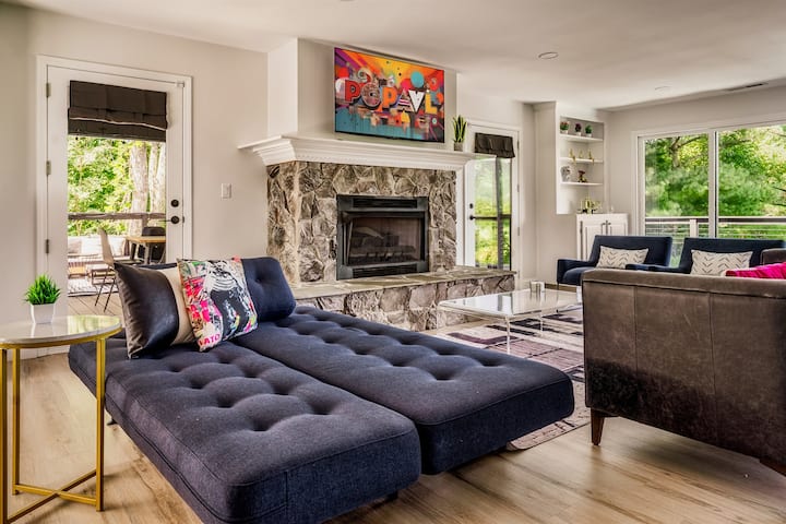 El sofá de la sala de estar se convierte fácilmente en un sofá cama tamaño queen.