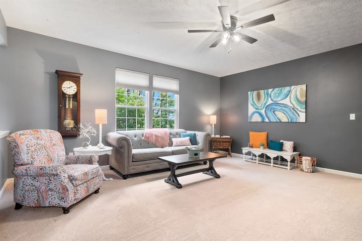 4 Bed, 2.5ba/king Beds/office/loft/3car Garage - Carmel, IN