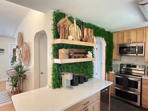 Fire-pit, Hot Tub, Grill and Close to Everything