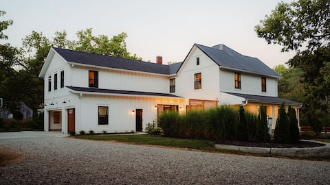 Farmhouse Retreat| Hot Tub + Fire Pit + Game Room
