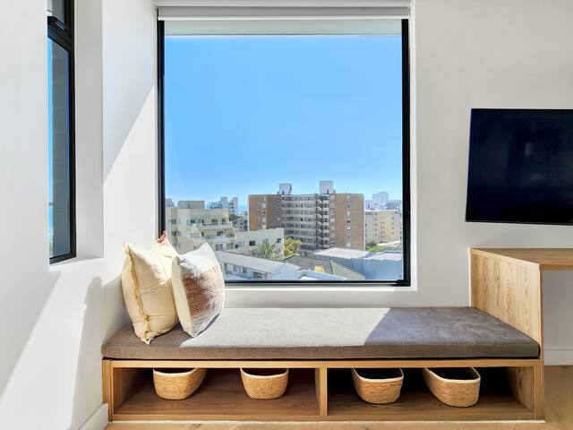 Gorgeous 2Bed w/ Ocean Views Heart of Sea Point gallery image 3