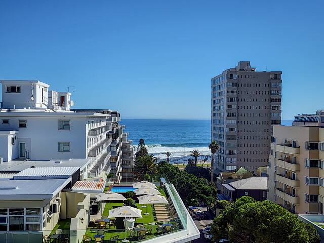 Gorgeous 2Bed w/ Ocean Views Heart of Sea Point gallery image 5