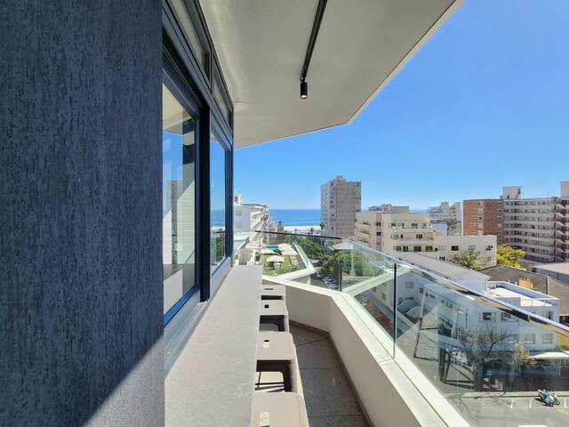 Gorgeous 2Bed w/ Ocean Views Heart of Sea Point gallery image 4