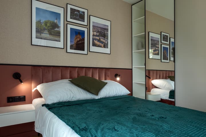 Საძინებელი მუქი მწვანე გდებითა და გალერეის კედლით გამოირჩევა ელეგანტურობითა და სიმშვიდით – იდეალურია განტვირთვისთვის შთაბეჭდილებებით სავსე დღის შემდეგ.