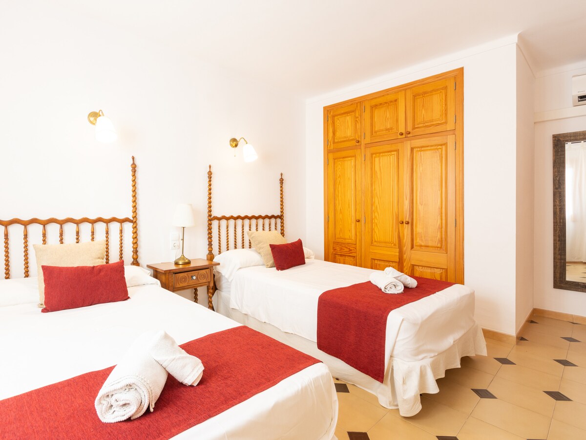 فيلا بويرتو دي ألكوديا، بجانب البحر. هادئة وواسعة