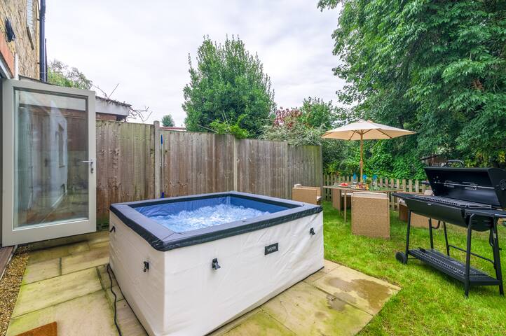 Discounted* 5 -Bed 2.5 Bath House Garden & Jacuzzi gallery image 4
