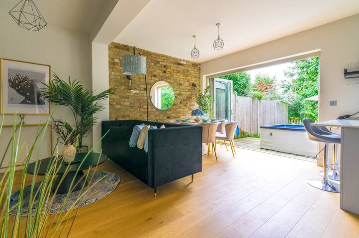 Discounted* 5 -Bed 2.5 Bath House Garden & Jacuzzi gallery image 3