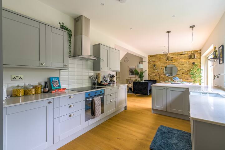 Discounted* 5 -Bed 2.5 Bath House Garden & Jacuzzi gallery image 5