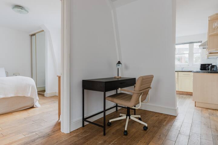 Blueground | Farringdon, washer & a/c, furnished gallery image 5