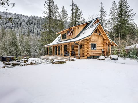 Luxury River Front Log Home,River Access, Hot Tub