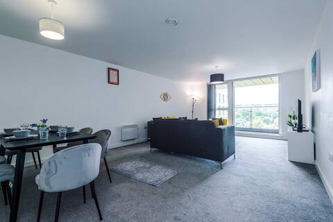 Top Airbnb: Family-friendly oasis • Balcony + Wi‑Fi in Blackfriars & Trinity