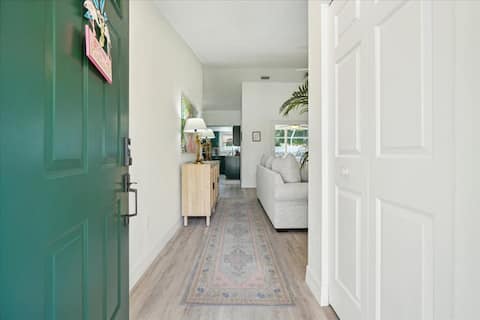 Popular Airbnb listing: Sunny Las Palmas: Heated Pool & Beach Retreat in Deltona / Daytona Beach / Ormond Beach