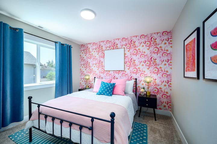 2nd-Bedroom (Queen) | Adjacent to 2nd-Full Bath in Hall | Closet