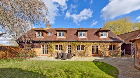 Luxury 4 Bed Barn, 10 Mins to Windsor
