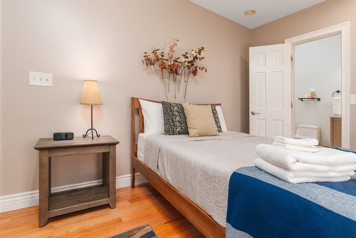 Dormitorio encantador: ¡Relájate con estilo con una cama cómoda y una decoración de buen gusto para la máxima tranquilidad!
