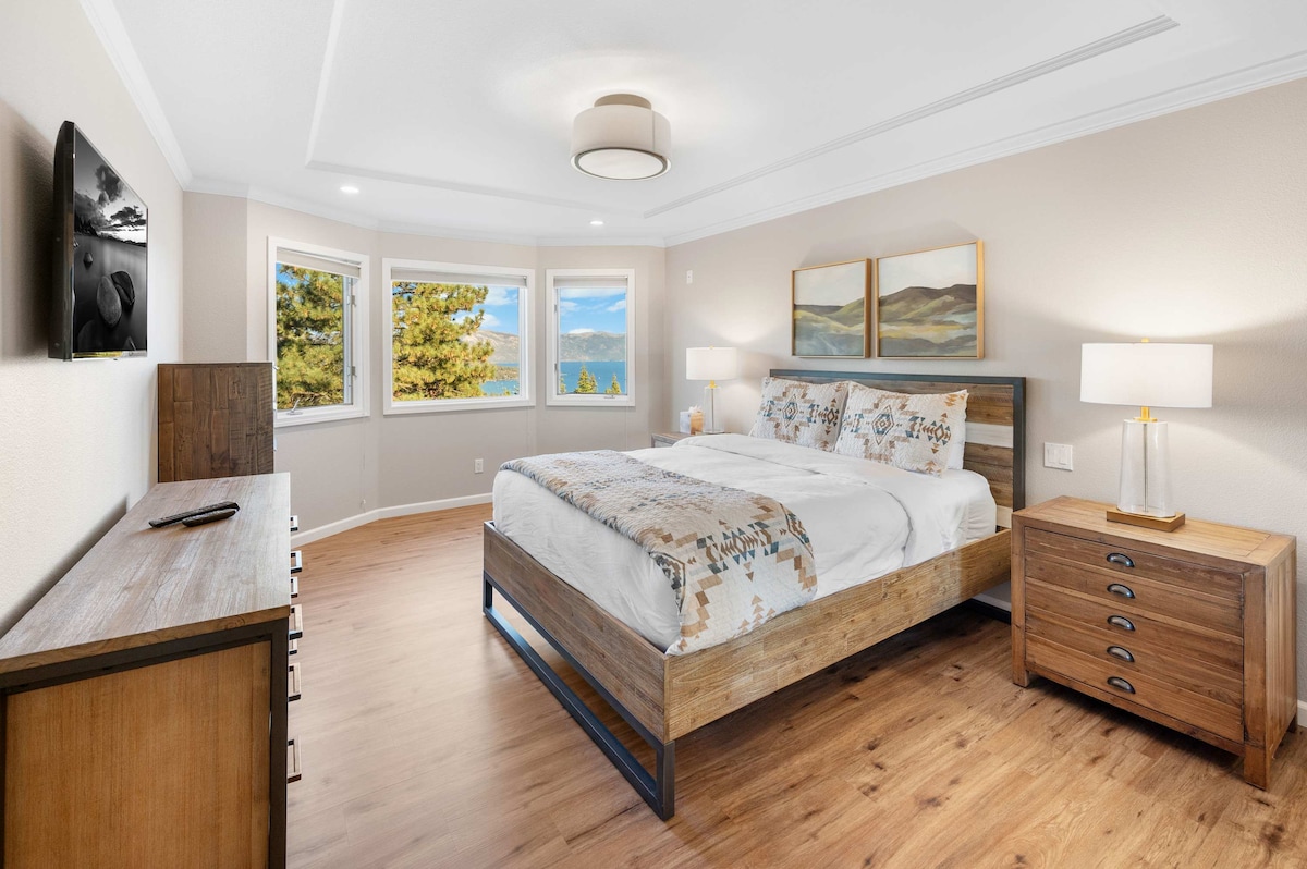 Საძინებელი 3: საწოლი Queen, კარადა, კომოდი, 42" სმარტ-ტელევიზორი, მთავარი სართული