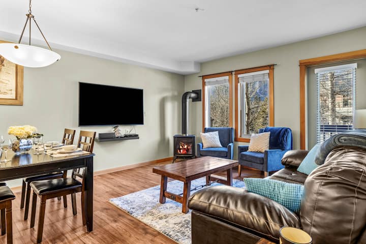 Cozy Living Room with Faceplace