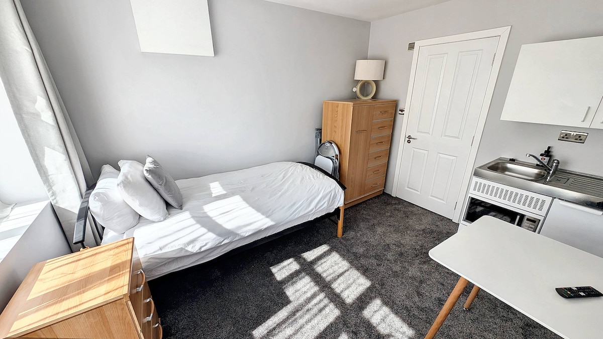 Successful Airbnb property: Beautiful self contained studio apartment in Slough
