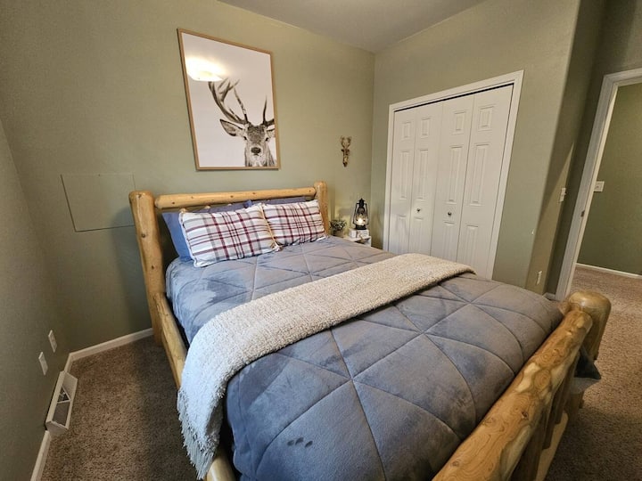 The Deer Room - en praktisk bagagehylde er gemt væk i skabet!