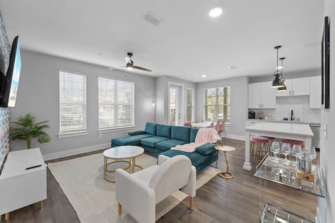 Successful Airbnb property: Palm Paradise: Tropical 2BR/2BA with Pool & Gym in Deerwood
