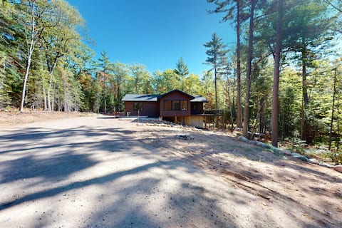 Serene 4BR |Gas Grill | WIFI | Near Lakes & Trails