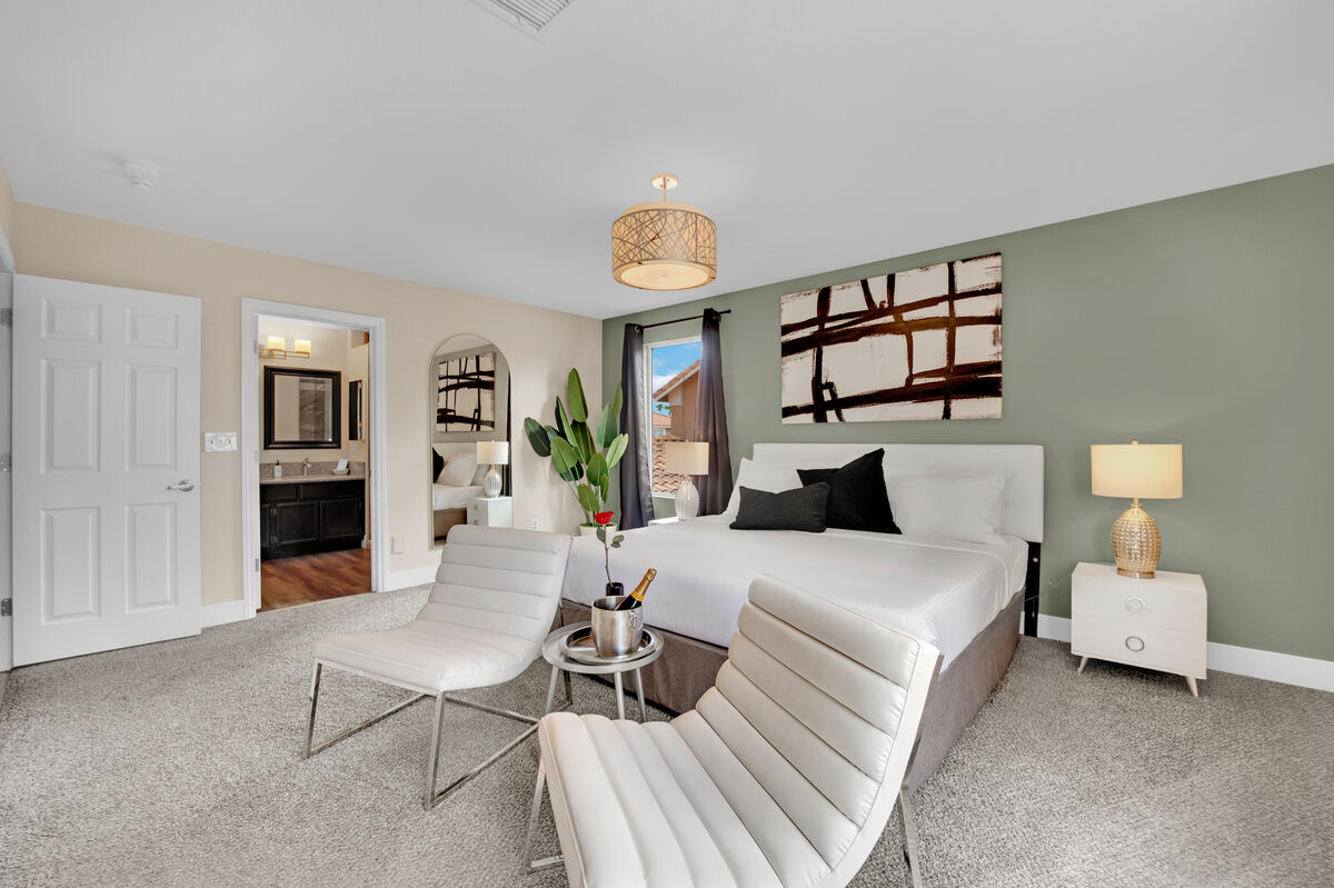 Rozsiahly primárny apartmán sa môže pochváliť mimoriadne veľkým šatníkom a luxusnou manželskou posteľou King pre maximálne pohodlie a relaxáciu.