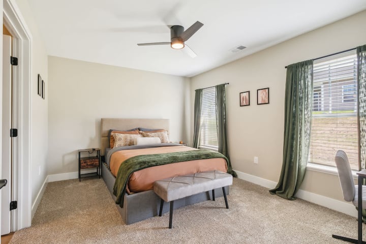 Disfruta de este espacioso dormitorio principal con un espacio de trabajo disponible