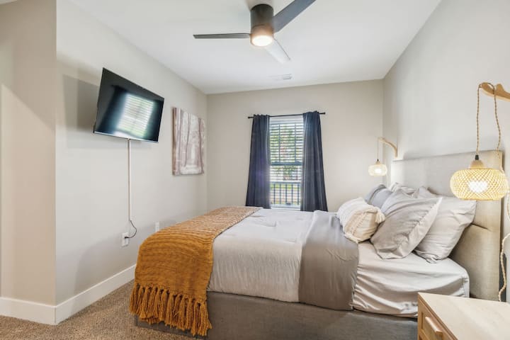 Otro dormitorio libre con una cama tamaño queen, a la espera de que te metas en ella.