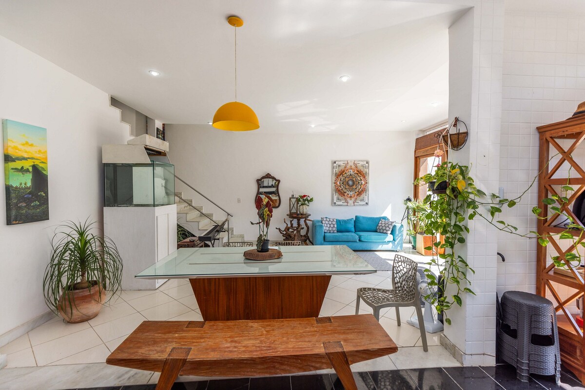 Top Airbnb: CasaRedentor: 3 suites, 2 bedrooms and pool overlooking Cristo in Cosme Velho