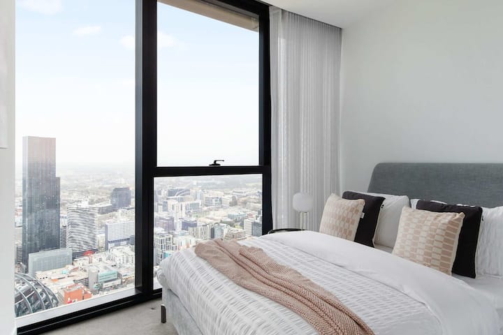 Chumba cha kulala cha tatu kilicho na kitanda cha ukubwa wa malkia na mito ya plush.