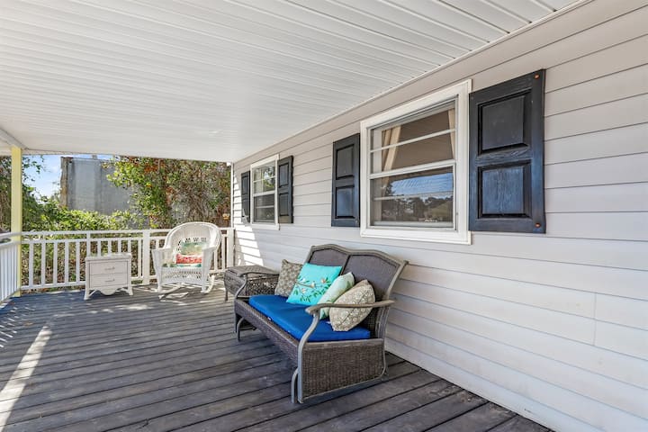 Oibee Hive  Cute 1970s Beach Cottage 2mi To Beach - Ocean Isle Beach, NC