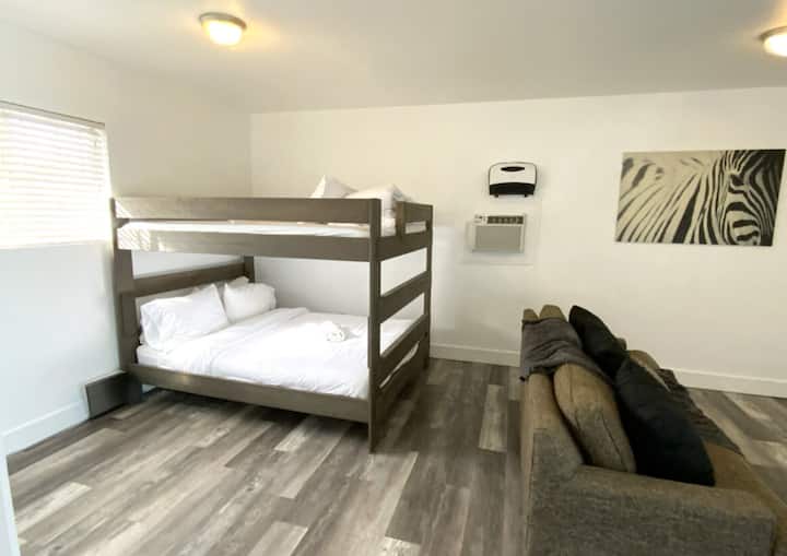 Dhoma nr. 4 Çlodhu në dhomën e madhe të pasme të zbukuruar me një krevat dopio "queen" të rehatshëm. Një divan, një televizor HD 50 inç, oxhak elektrik dhe një njësi e veçantë kondicioneri dhe ngrohësi muri