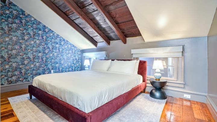 استمتع بإعادة شحن طاقتك هنا. تصميم مميز لنوم مريح بعد مغامرات المدينة.