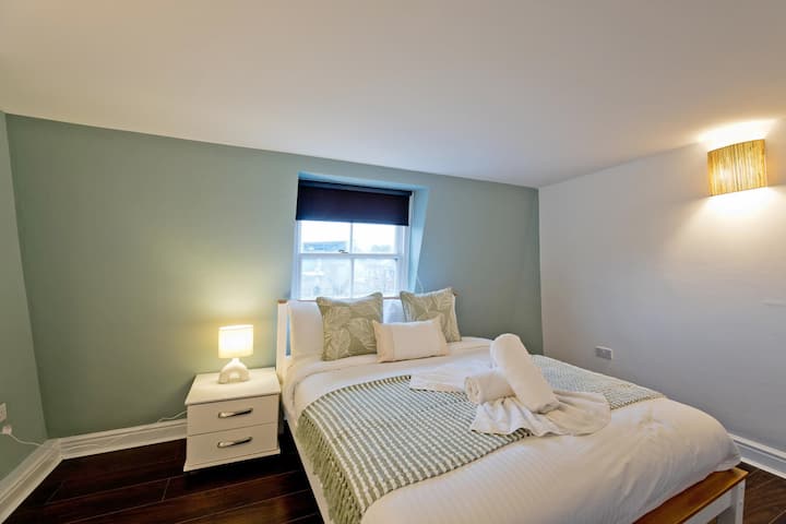 Spacious Whitechapel Getaway: 4-bed Home - Londen