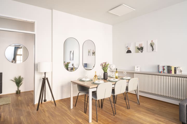 Central | Modern | Rosenthaler Platz I Café