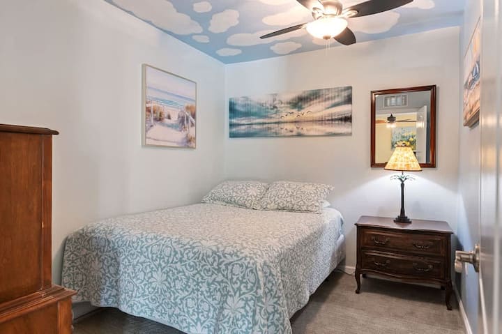 Letto matrimoniale.  Nessun armadio o finestre in questa stanza.  Cassettiera per vestiti e ganci sul retro della porta. Smart HDTV da 49"