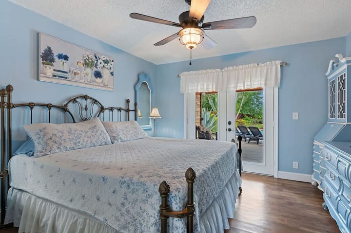 Splendidi mobili francesi dipinti a mano.  Letto matrimoniale grande si affaccia su patio, piscina e giardini. Smart HDTV da 55"