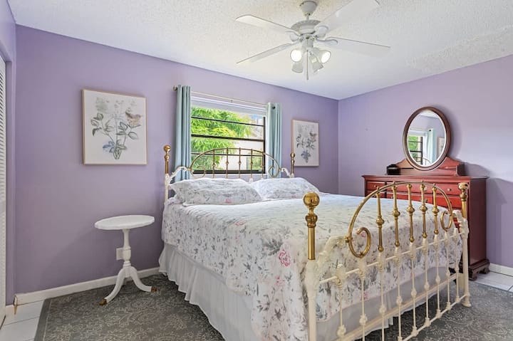 Letto matrimoniale grande con ampio armadio e cassettiera che si affaccia sul cortile laterale, Smart HDTV da 49". Cassettiera e tavoli sono cambiati: una lunga cassettiera in mogano e due comodini abbinati con lampade. La foto verrà aggiornata a breve. 