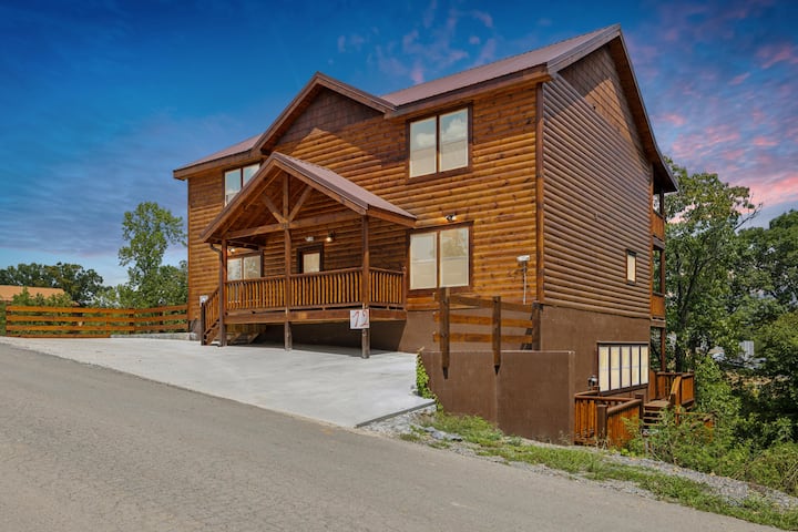 Sleeps 21 W/ Pool, Game And Theater Room, Hot Tub - Sevierville, TN