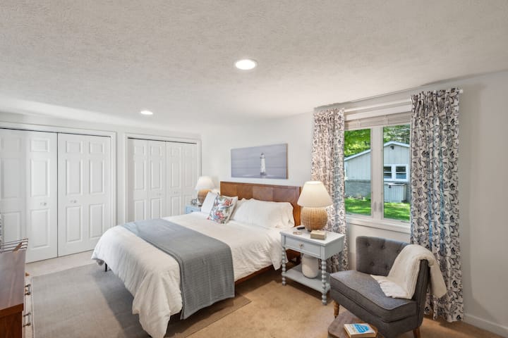 Спалня 3: събудете се с изглед към езерото в нашата модерна, крайбрежна спалня със самостоятелен санитарен възел със стилно, спокойно обзавеждане, вдъхновено от езерото.