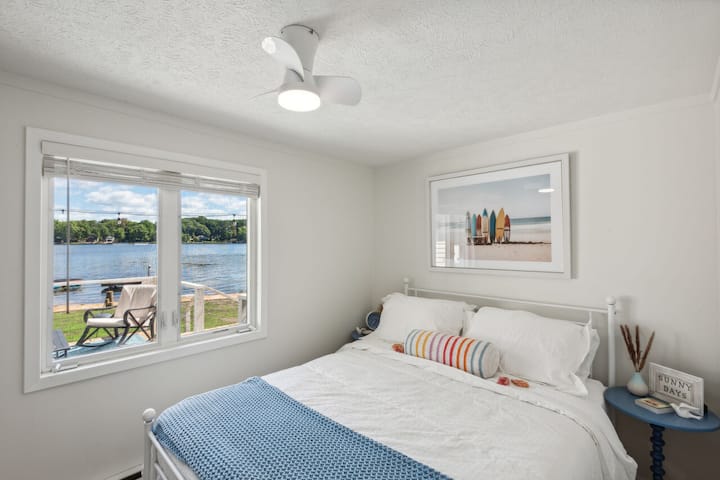 Спалня 1:  съвременен декор на плажа, изглед към езерото, оборудвана с двойно легло, поставка за багаж и много място в килера.