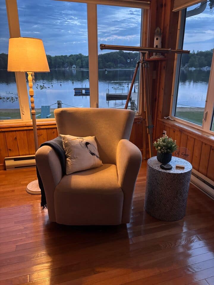 Това пространство, разположено близо до големия прозорец с изглед към езерото, разполага с плюшен въртящ се фотьойл, идеален за свиване с добра книга или просто за гледане на водата.