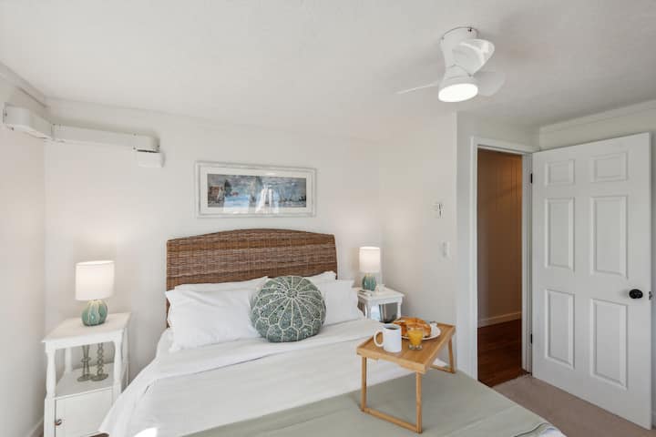 Спалня 2: спалня с двойно легло queen size с ракита рамка за легло, античен люлеещ се стол и изглед към езерото, с достатъчно пространство в килера и удобна поставка за багаж.