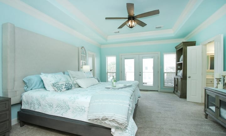 Основната спалня е идеалното място да се отпуснете и да завършите деня си с комфорт и стил. Напълно обзаведени с двойно легло king size, множество меки и пухкави възглавници, вентилатор на тавана, големи прозорци и врата с достъп до външния балкон и смарт телевизор с Ama