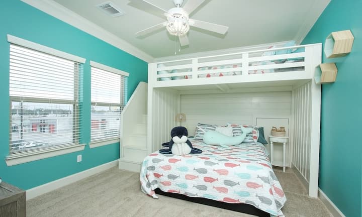 Тази просторна спалня за 2 - ма души е обзаведена с две легла, вентилатор на тавана и красив дизайн.