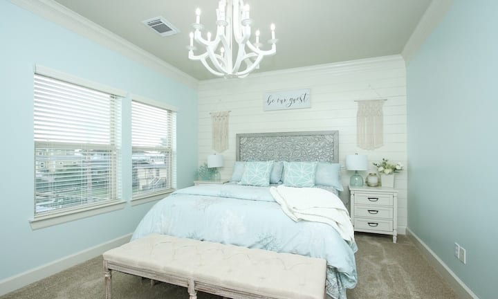 Двойна спалня с меко спално бельо и възглавници за максимален комфорт. Можете да пуснете светлината през големите прозорци или да се насладите на уединение с щорите.