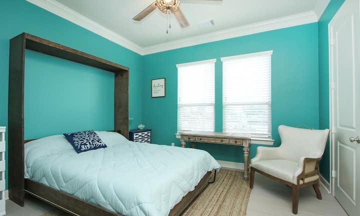 Можете да се оттеглите в спалнята с двойно легло queen size с големи прозорци, които осигуряват естествена светлина, подобрявайки приветливата атмосфера на стаята. Независимо дали си почивате в леглото, гледате на смарт телевизора или се излежавате в кът за сядане, тази спалня е идеална за почивка