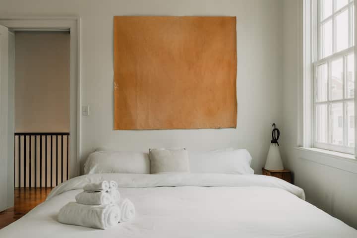 Dormitorio tranquilo con luz natural y decoración minimalista.