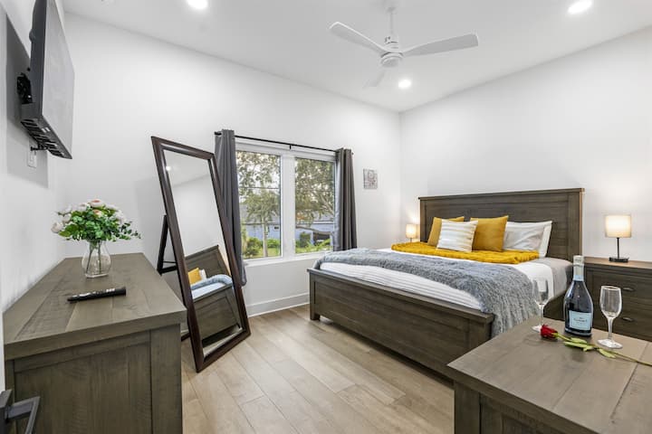 Táto spálňa je navrhnutá s plyšovou manželskou posteľou a je vybavená kvalitnou posteľnou bielizňou. Pohodlný matrac je spárovaný s mäkkými, lákavými vankúšmi.